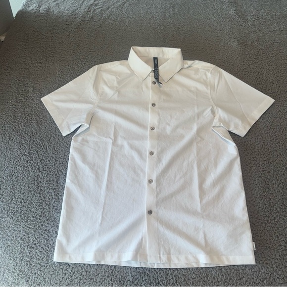 Vuori Men’s Short Sleeve Manhattan Button Down Color White Size Small #V1024